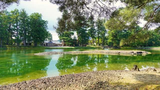 岩手 毛越寺庭園の大泉が池と本堂